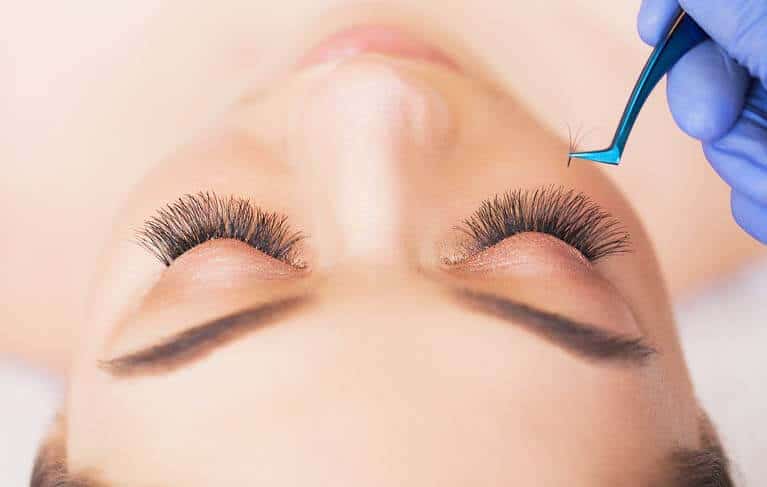 thumb-eyelash-extensions